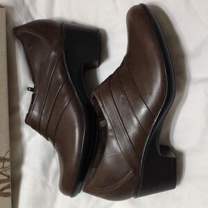 New no box Clark collection brown leather size  7 1/2 M side zip shoe.